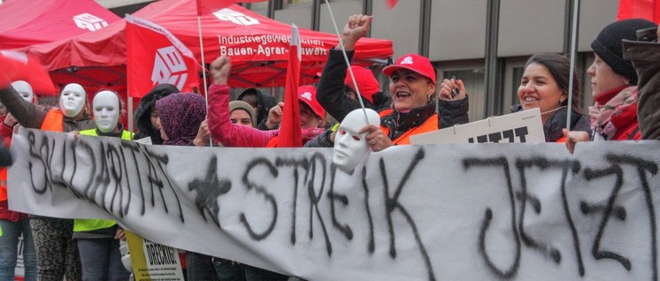 Kolleginnen und Kollegen aus dem Gebäudereiniger-Handwerk streikten am 10. Oktober bei ThyssenKrupp in Duisburg.
                          (Foto: Peter Köster)