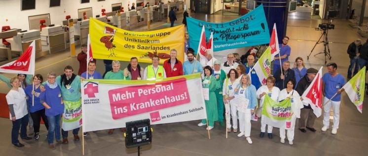 „Vergesst uns nicht“ – Verabschiedung der Politprominenz auf dem Saarbrücker Flughafen. (Foto: ver.di)