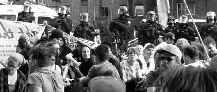 „Wir demonstrierten gegen den braunen Mob, die staatlichen Maßnahmen trafen uns“: Blockade gegen den „Tag der deutschen Zukunft“ am 4. Juni in Dortmund. (Foto: Dome)