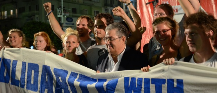 SDAJ in Patras: Die TeilnehmerInnen der SDAJ-Delegation bei einer Wahlkampfveranstaltung der KKE, in der Mitte KKE-Generalsekretär Koutsoumbas. (Foto: SDAJ)