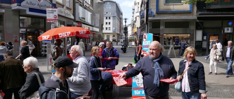 Infostand der DKP in Wuppertal (Foto: UZ)