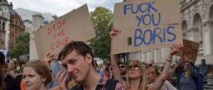 Das Parlament in die Pause zu schicken war vielleicht nicht ganz die feine englische Art, aber ein „Putsch“, wie diese Demonstranten behaupten, war es mit Sicherheit nicht. (Foto: [url=https://www.flickr.com/photos/slowkodachrome/48664020802]Julian Stallabrass[/url])