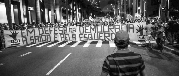 „In Verteidigung der Demokratie – der Ausweg ist links“: Für das Bündnis „Volk ohne Angst“ heißt Kampf gegen die Putschisten auch, die sozialen Rechte der Bevölkerung zu verteidigen. (Foto: Povo sem Medo)