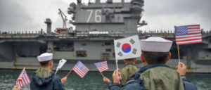 US-amerikanische Vorstellung von Sicherheit: Die „Ronald Reagan“, die laut Angaben der USA die „Sicherheit und Stabilität im indo-asiatisch-pazifischen Region unterstützt“, läuft im Hafen von Busan (Südkorea) ein. (Foto: U.S. Navy photo by Petty Officer 3rd Class Wesley J. Breedlove/Releasd)