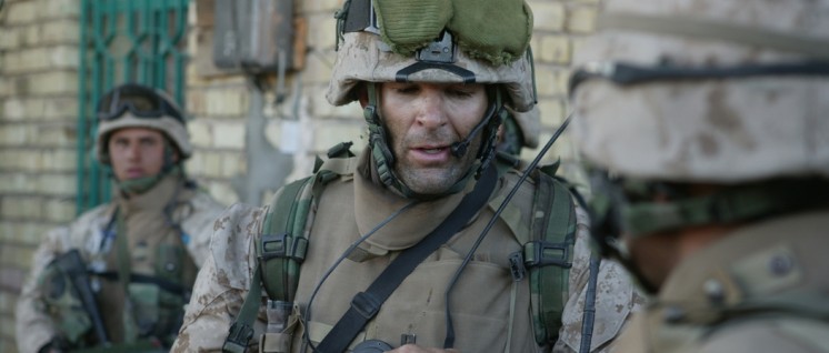 Vor dem IS kamen die Besatzer nach Falludscha: Ein Captain der US-Armee gibt Befehle für eine Patrouille, Falludscha, 2004.  (Foto: public domain / wikimedia.org)