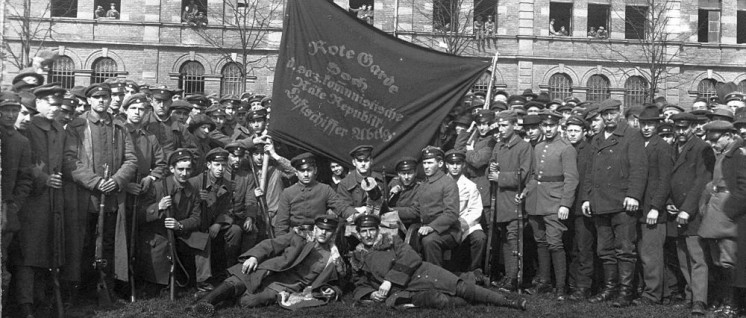 Rosa Luxemburg forderte die „Sicherung des Revolutionswerkes vor ihren lauernden Feinden“ – aber die Feinde saßen auch an der Spitze der Räte selbst. Die Arbeiter, die sich bewaffneten und für die Räterepublik kämpften, sollten geschlagen werden.