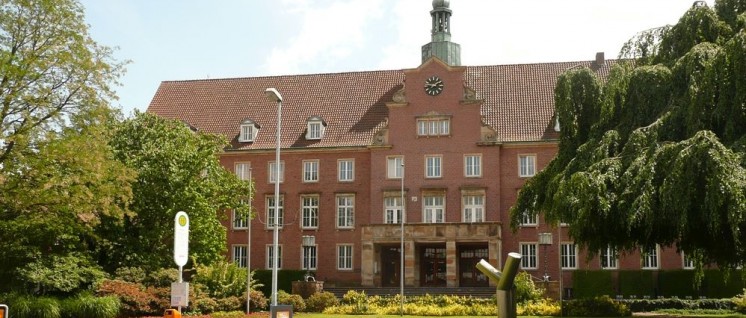 Zum Stadtbild von Nordhorn – hier das Rathaus – gehört auch die DKP-Präsenz im Stadtrat (Foto: Wikipedia/Heribert Duling/CC BY - SA 3.0 de)