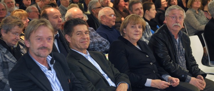 Wolf Biermann, hier inmitten seines Publikums, wurde kürzlich achtzig. Na, herzlichen Glückwunsch. (Foto: Böll-Stiftung/Rolf Walter/CC BY-ND 2.0)