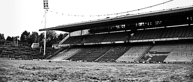 Das Bökelbergstadion war bis zum Ende der Saison 2003/04 die Heimspielstätte von Borussia Mönchengladbach. (Foto: Leralle/CC-by-sa 2.0/de/de.wikipedia.org/wiki/Datei:Boekelberg_westtribuene.jpg)