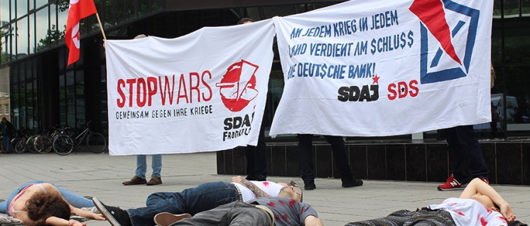 „An jedem Krieg in jedem Land verdient am Schluss die Deutsche Bank“: SDAJ-Mitglieder bei einer „Outing-Aktion“ vor der Zentrale der Deutschen Bank in Frankfurt. (Foto: SDAJ)