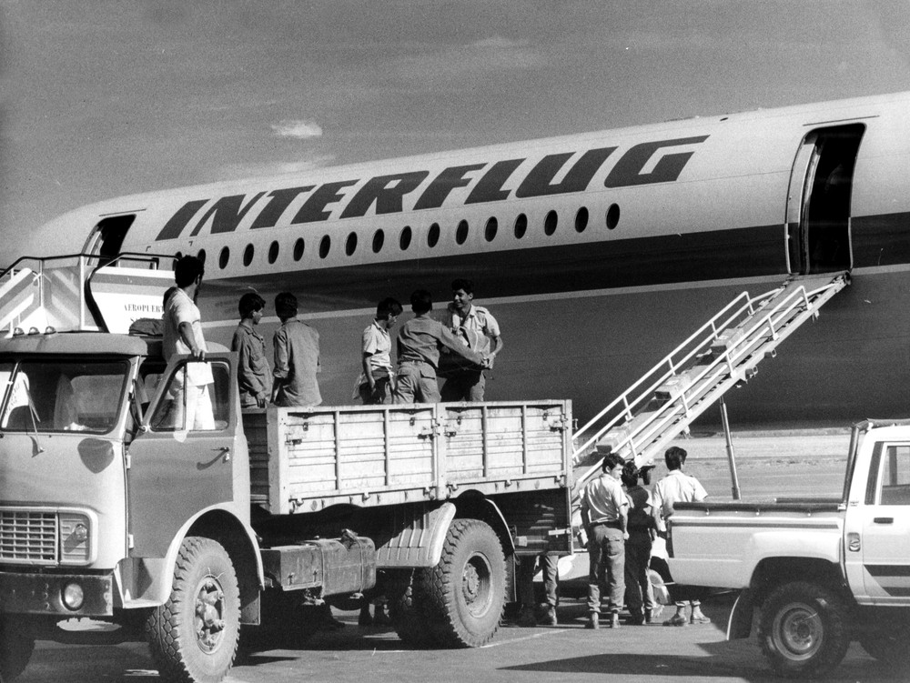 Internationale Solidarität: Nach einer Naturkatastrophe werden dringend benötigte Güter, wie Medikamente, Verbandsstoffe, Zelte u. a. per Flugzeug aus der DDR geliefert.