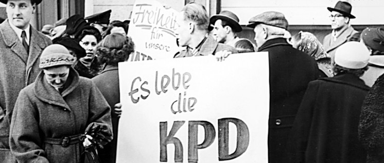 Aktion der KPD in während des Verbotsprozesses in Karlsruhe, Januar 1955. (Foto: Anton Tripp)