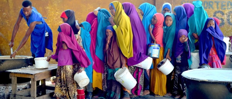 Diese Frauen in Somalia haben es bis zu einem Hilfszentrum geschafft.  (Foto: UN-Photo/Tobin Jones)