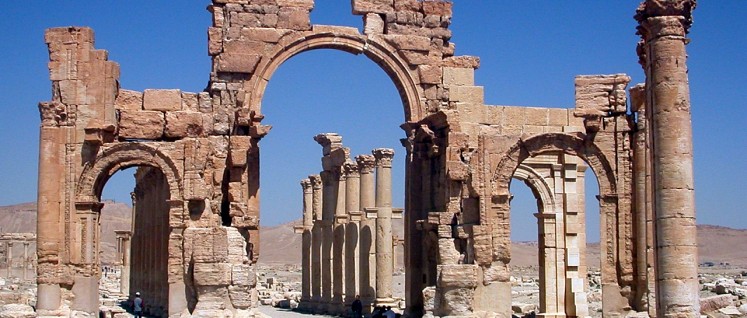 Das Hadrianstor in der syrischen Stadt Palmyra wurde 2015 durch den IS zerstört (Foto: O.Mustafin/wikimedia.org/File:Hadrian_Gate_Palmyra.jpg/CC0 1.0)