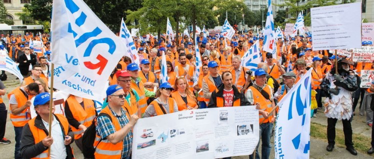 Eisenbahner demonstrieren mit ihrer Gewerkschaft im Juli 2016 am Bundesverkehrsministerium gegen die bahnfeindliche Politik der Regierung. (Foto: Phil Dera)