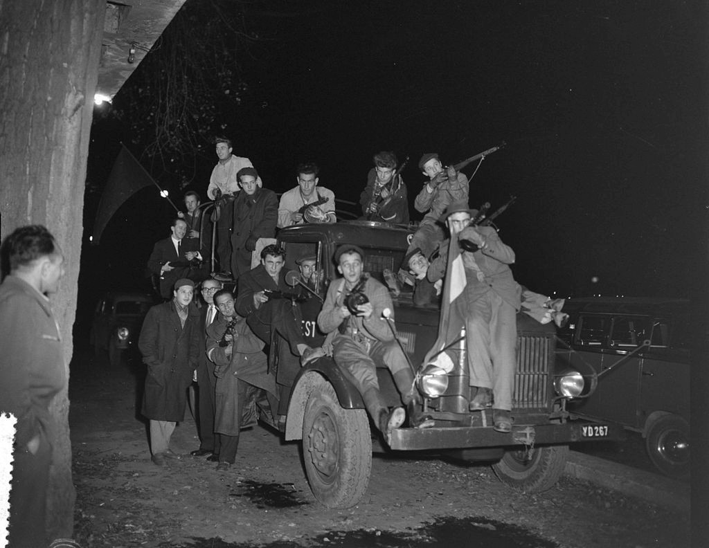 Budapest am 2. November 1956: 'Widerstandskämpfer' per LKW auf Nacht-Patrouille