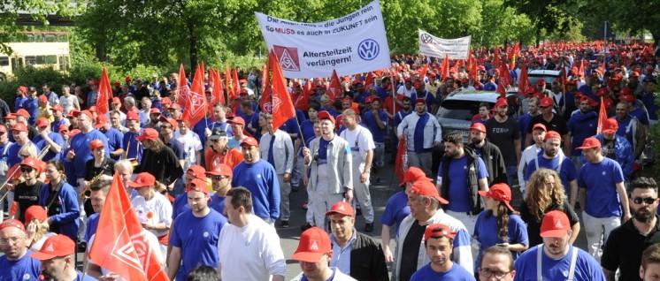 Zehntausenden KollegInnen bei VW droht der „sozialverträgliche“ Abbau ihres Arbeisplatzes. (Foto: Pastierovic/IG Metall)