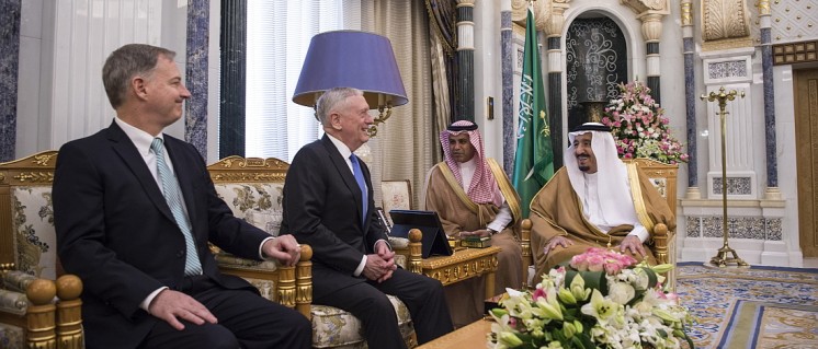 Waffenbrüder und Geschäftspartner: Verteidigungsminister Jim Mattis trifft den saudischen König Salman ibn Abd al-Aziz in Riad (19. April 2017) (Foto: [url=https://commons.wikimedia.org/wiki/File:SD_visits_Saudi_Arabia_170419-D-GO396-0068_(33295213484).jpg]Jim Mattis[/url])