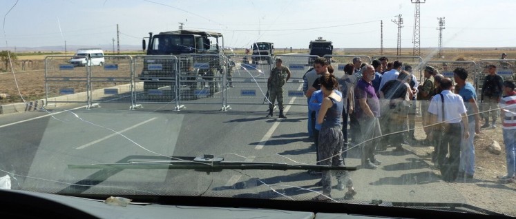 Abgesperrt: 14 Kilometer vor Nusaybin errichtet die Gendarmerie eine Straßensperre, um unsere Delegation aufzuhalten. (Foto: Olaf Matthes)