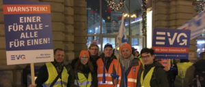 Streikende Gewerkschafter am Frankfurter Hauptbahnhof (Foto: UZ)