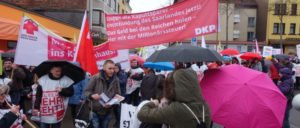 Die DKP zeigte Präsenz bei der Demonstration der 4500 für eine bessere Pflege am 8. März in Saarbrücken. (Foto: DKP Saarland)