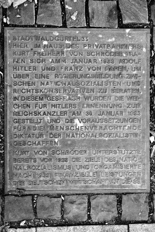Tafel bei der Villa des Bankiers von Schröder. Hier trafen sich am 4.1.1933 die Spitzen der Nazi-Partei mit Wirtschaftsvertretern und konservativen Spitzenleuten