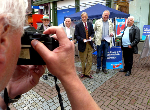 Informationsstand der Alternative für Deutschland (AfD) in Uelzen, Niedersachsen. Der Herr in der Bildmitte ist Armin Paul Hampel, Mitglied des Bundesvorstandes, Vorsitzender AfD Landesverband Niedersachsen, Vorsitzender Kreisverband Uelzen.