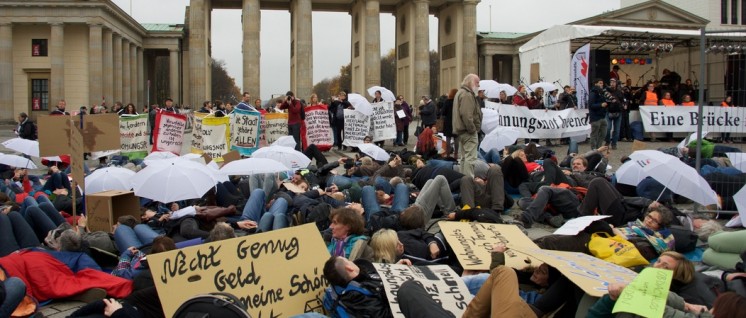 „Verfolgt das Unrecht nicht zu sehr“ (Brecht, Dreigroschenoper): Im Oktober 2013 widerstanden hunger- und durststreikende Flüchtlinge an gleicher Stelle auf dem Pariser Platz eine Woche lang Zelt- und Schlafsackreserve-Verbot ... (Foto: Gabriele Senft)