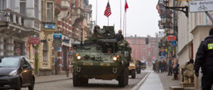 In der Bundesrepublik stationierte US-Truppen werden immer wieder nach Osteuropa verlegt. Hier rollen sie durch Torun in Polen. (Foto: US Army Europe / Public Domain)