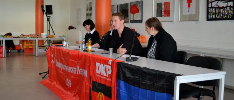 Stanislaw Retinskij (Mitte) von der KP der Donezker Volksrepublik trat auf Einladung der DKP in Berlin und Hannover auf.