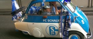 (Foto: [url=https://commons.wikimedia.org/wiki/FC_Schalke_04?uselang=de#/media/File:Schalke_Auto01.jpg]Produnis[/url])