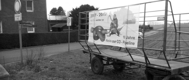 Protest auf der grünen Wiese gegen die hochgiftige CO-Pipeline. (Foto: Uwe Koopmann)