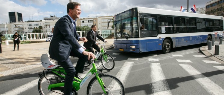 Etwas wacklig unterwegs: Der niederländische Ministerpräsident Mark Rutte sucht Koalitionspartner. (Foto: [url=https://www.flickr.com/photos/minister-president/11288727616/]Assaf Shilo[/url))