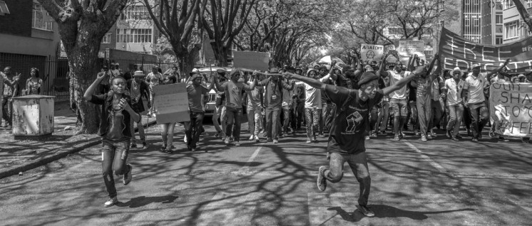 „Fees must fall“: Demonstration gegen die Erhöhung der Studiengebühren am 23. Oktober in Pretoria. (Foto: Paul Saad/flickr.com/CC BY-NC-ND 2.0)