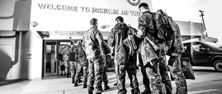 Ankunft deutscher Soldaten an der Air Base Incirlik im Rahmen der Operation „Inherent Resolve“ in der Türkei (30.12.2015). (Foto: Bundeswehr/Falk Bärwald)