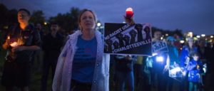 Etwa 1000 Menschen versammelten sich nahe Bde Maka Ska (Lake Calhoun), um gegen die rassistische Gewalt in Charlottesville, Virginia, zu demonstrieren. (Foto: [url=https://www.flickr.com/photos/fibonacciblue/36557409635]Fibonacci Blue[/url])
