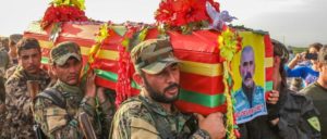 Abschied von den Opfern des türkischen Luftangriffes auf die YPG-Basis bei Karacok. (Foto: Willi Effenberger)