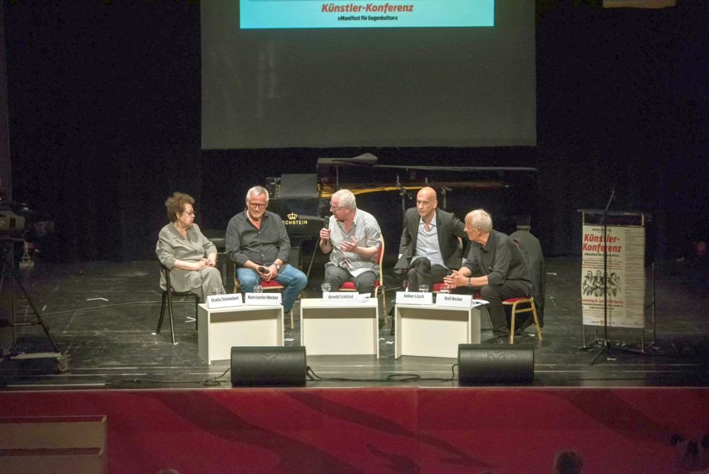 Auf dem Podium: Gisela Steineckert, Konstantin Wecker, Arnold Schölzel, Volker Lösch, Rolf Becker