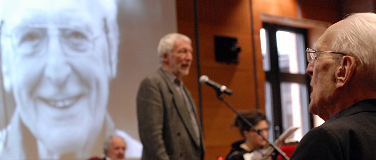 Robert Steigerwald hört während der Feier zu seinem 90. Geburtstag dem Sänger und Rezitator Erich Schaffner zu (Foto: Tom Brenner)