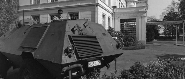 Bewachung des Bundeskanzleramts in Bonn („Palais Schaumburg“) durch Schützenpanzer des Bundesgrenzschutzes (BGS), 13. Mai 1975. (Foto: [url=https://commons.wikimedia.org/wiki/File:Bundesarchiv_B_145_Bild-F045459-0003,_Bonn,_Bewachung_des_Bundeskanzleramts.jpg?uselang=de]Engelbert Reineke/Bundesarchiv/wikimedia commons[/url])