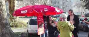 Die Kamera sieht alles: Die Akteure haben sichtlich Spaß beim Infostand. (Foto: Wahlkampftem DKP Ruhr-Wetsfalen)