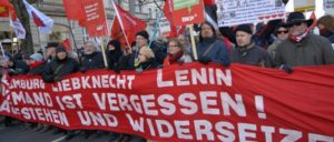 Über zehntausend Menschen nahmen an der Demonstration zum Gedenken an die Ermordung Rosa Luxemburgs und Karl Liebknechts in Berlin teil.  (Foto: Tom Brenner)