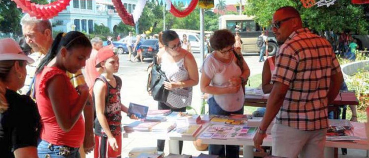 Bücherstand in Havanna: Was lesen die Menschen? Und wie lesen sie? (Foto: Ismail Batista/Granma)