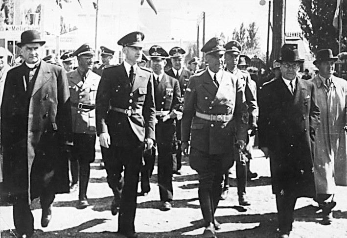 Globke (2. Reihe Mitte) in Bratislava: Er weilte im September 1941 in der Slowakei und bereitete zusammen mit Nazi-Innenminister Frick (1. Reihe 3. v. links) die Einführung des berüchtigten Judenkodexes vor.