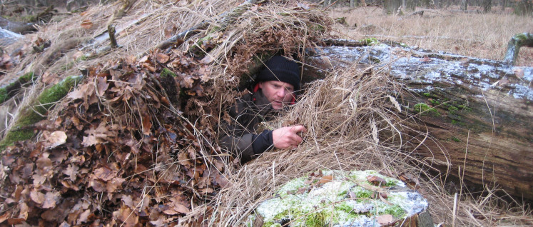 Youtuber wie Kai „Sacki“ Sackmann zeigen auf ihren Videokanälen, was man alles für das Bushcraften brauchen könnte. (Foto: sacki-survival.de)