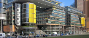 Luxusimmobilie am Potsdamer Platz in Berlin-Tiergarten (Foto: [url=https://de.wikipedia.org/wiki/Datei:Berlin,_Tiergarten_Potsdamer_Platz,_Linkstrasse_2,_4,_Wohn-,_Geschaefts-_und_Buerohaeuser.jpg]Jörg Zägel[/url])