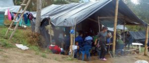 Das Zelt ist provisorisch aufgebaut, die Bildungsarbeit, die darin stattfindet, ist es nicht. Schulstunde in der „Übergangszone“. (Foto: Günter Pohl)