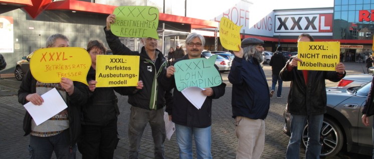 Am 3. Dezember machten gewerkschaftliche AktivistInnen mit einem Flashmob die Kundschaft auf die Machenschaften von XXXL aufmerksam. (Foto: Peter Köster)