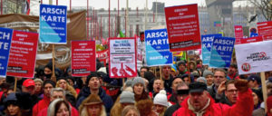 Eine massive Bewegung – aber nicht stark genug, um die Angriffe des Kapitals abzuwehren: Demonstration „Gewerkschafter gegen Rassismus und Sozialabbau“ im Januar 2018 in Wien (Foto: [url=https://de.wikipedia.org/wiki/Datei:Wien_-_2018-01-13_-_Gro%C3%9Fdemo_gegen_Schwarz-Blau_-_05_-_GewerkschafterInnen_gegen_Rassismus_und_Sozialabbau.jpg]Haeferl[/url])