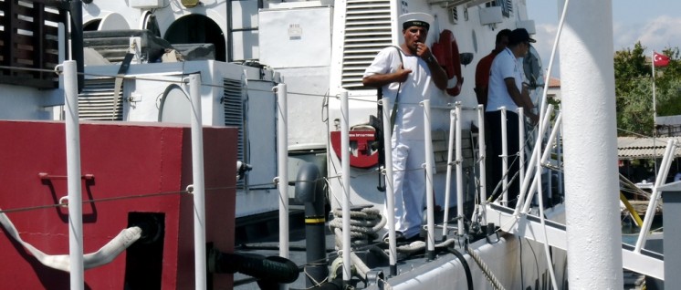 Warten auf den nächsten Einsatz, um Flüchtlinge an der Weiterreise zu hindern: Türkische Küstenwache auf der Insel Cunda/Alibey. (Foto: Bettina Ohnesorge)